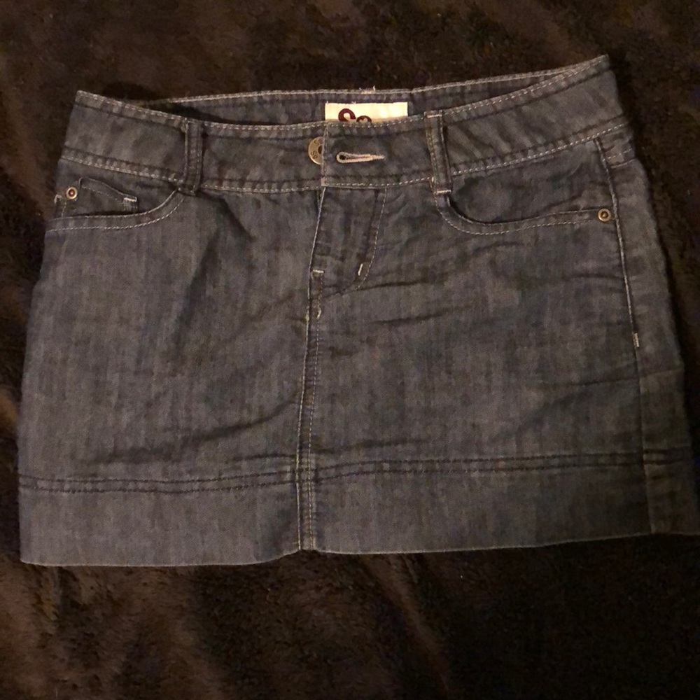 Short jeans skirt.